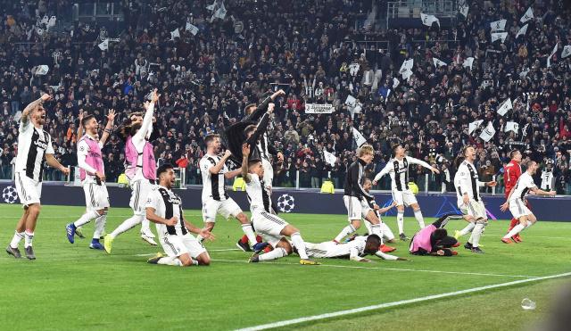 [图]高天意头球破门 上海申花1-0山东泰山